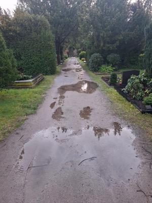 Wege werden instandgesetzt.