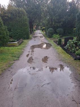 Wege werden instandgesetzt.