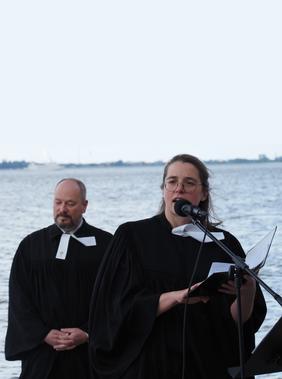 Tauffest Dangast 2024 - Pastorin Maike Mittelsteiner und Pastor Edgar Rebbe.