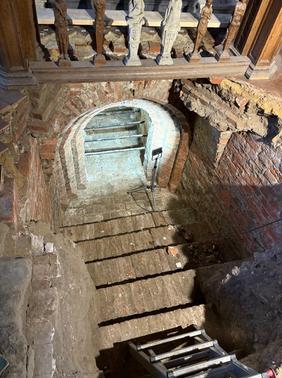 Zugang zur Gruft in Jever unter dem Edo-Wiemken-Grabmal in der Stadtkirche