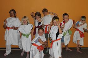 Kinder tragen Togas