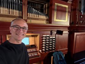 Christian Müller an der Gloger-Orgel in Otterndorf bei Cuxhaven