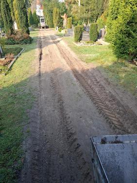 Sanierungsarbeiten auf dem Friedhof.