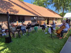 Musikensemble beim Pfingstgottesdienst an der Vareler Mühle