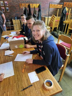 Teamer:innen bei der Anmeldung