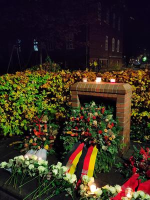 Kränze, Kerzen und Blumen an der Vareler Synagogen-Gedenkstätte in der Osterstraße