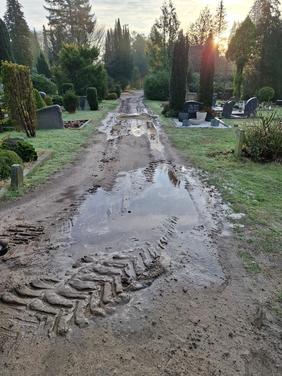 Sanierungsarbeiten auf dem Friedhof.