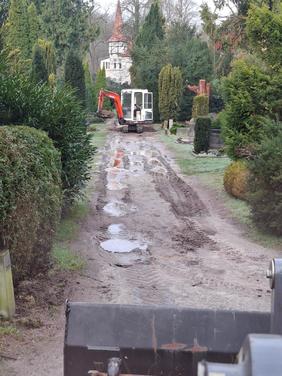 Sanierungsarbeiten auf dem Friedhof.