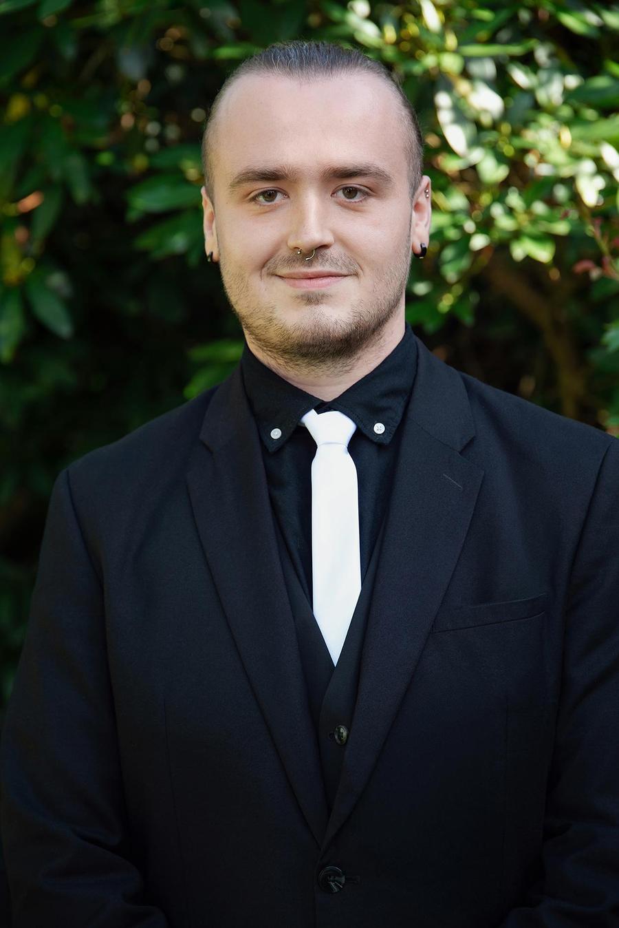 Nils Hennig, Bestatter