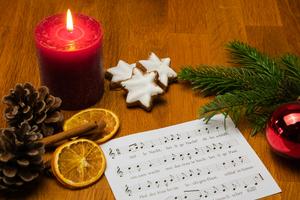 Rote Kerze, Notenblatt, Kekse