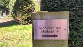 Allee der alten Grabsteine.