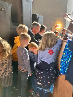 Kinder beobachten das Orgelspiel.