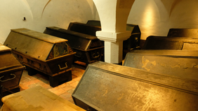Särge aus der Grafengruft in der Vareler Schlosskirche. Bild: © Hans Begerow.