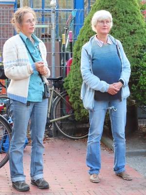 Referentin und Veranstalterin stehen am Eingang des Friedhofs