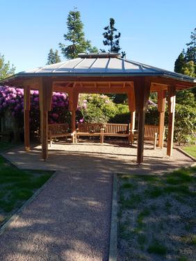 Neuer hölzerner Pavillon auf dem Vareler Friedhof.