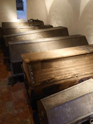 Historische Särge in der Vareler Grafengruft
