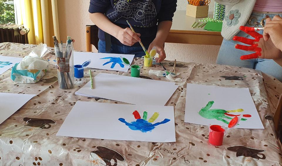 Kinder beim malen.