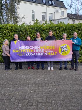 Foto von links nach rechts: Pastorin Ulrike Burkardt, Pastor Ludger Becker, Theologin Heide Grünefeld, Pastorin Dr. Maike Mittelsteiner, Pastor Jann-Hendrik Weber, Pastor i.R. Uwe Cassens, Pastor Edgar Rebbe. 