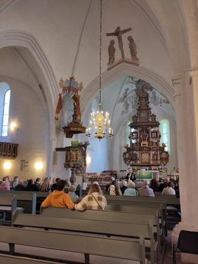 Besucher:innen lauschen den Einführungen von Klaus Engler