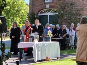 Pfarrpersonen beim Pfingstgottesdienst an der Vareler Mühle