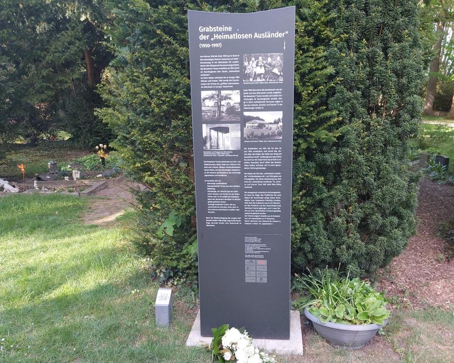 Stele an der Gemeinschaftsgrabanlage der Heimatlosen Ausländer