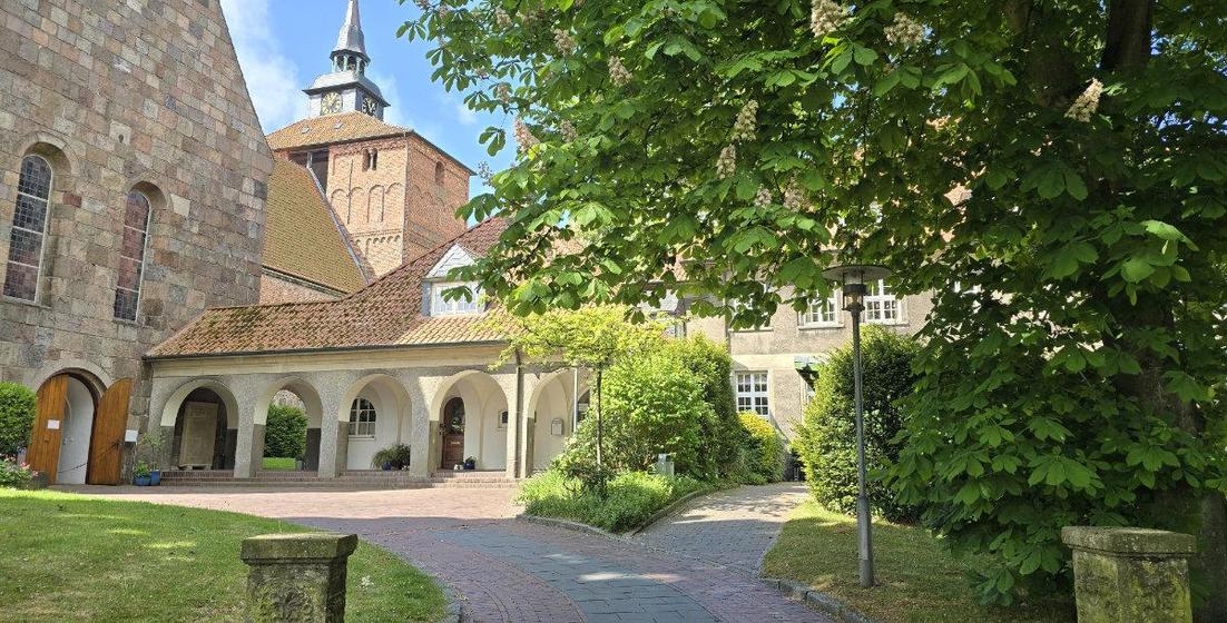 Schlosskirche Varel im Frühling.