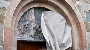 Enthüllung des Tympanons der Schlosskirche Varel.