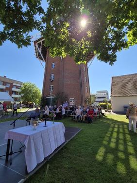 Gemeinde beim Pfingstgottesdienst an der Vareler Mühle