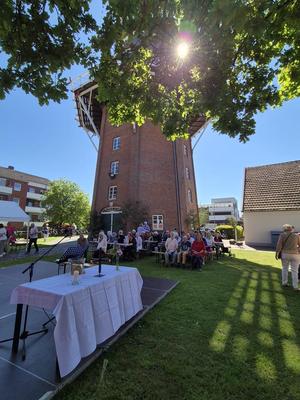 Gemeinde beim Pfingstgottesdienst an der Vareler Mühle