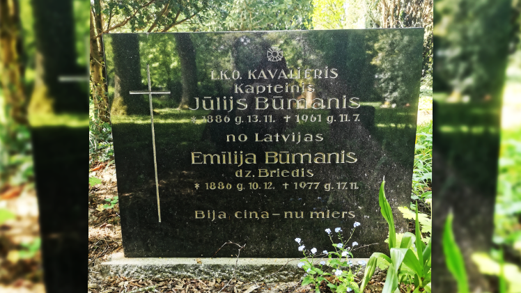 Grabstein von Julijs Bumanis auf dem Vareler Friedhof. Bild: © Jeanette Scheffert. Grabstein von Julijs Bumanis auf dem Vareler Friedhof. Bild: © Jeanette Scheffert.