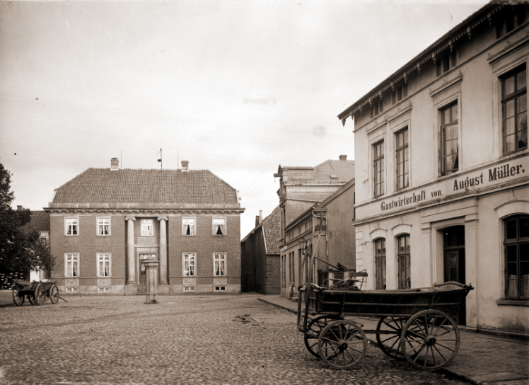 Historisches Bild "Altes Kapitänshaus Varel". Bild: Stadt Varel Historisches Bild "Altes Kapitänshaus Varel". Bild: Stadt Varel