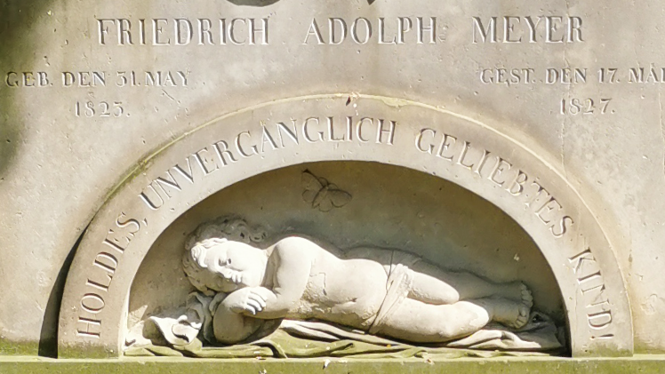 Grabstein mit Abbildung eines schlafenden Kindes.
