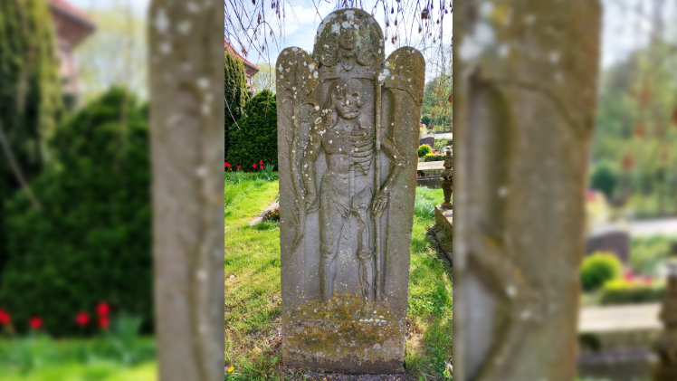 Dieser Grabstein steht auf dem Friedhof in Jade. Er zeigt die Vergänglichkeit. Bild: © Werner Lorek. Dieser Grabstein steht auf dem Friedhof in Jade. Er zeigt die Vergänglichkeit. Bild: © Werner Lorek.